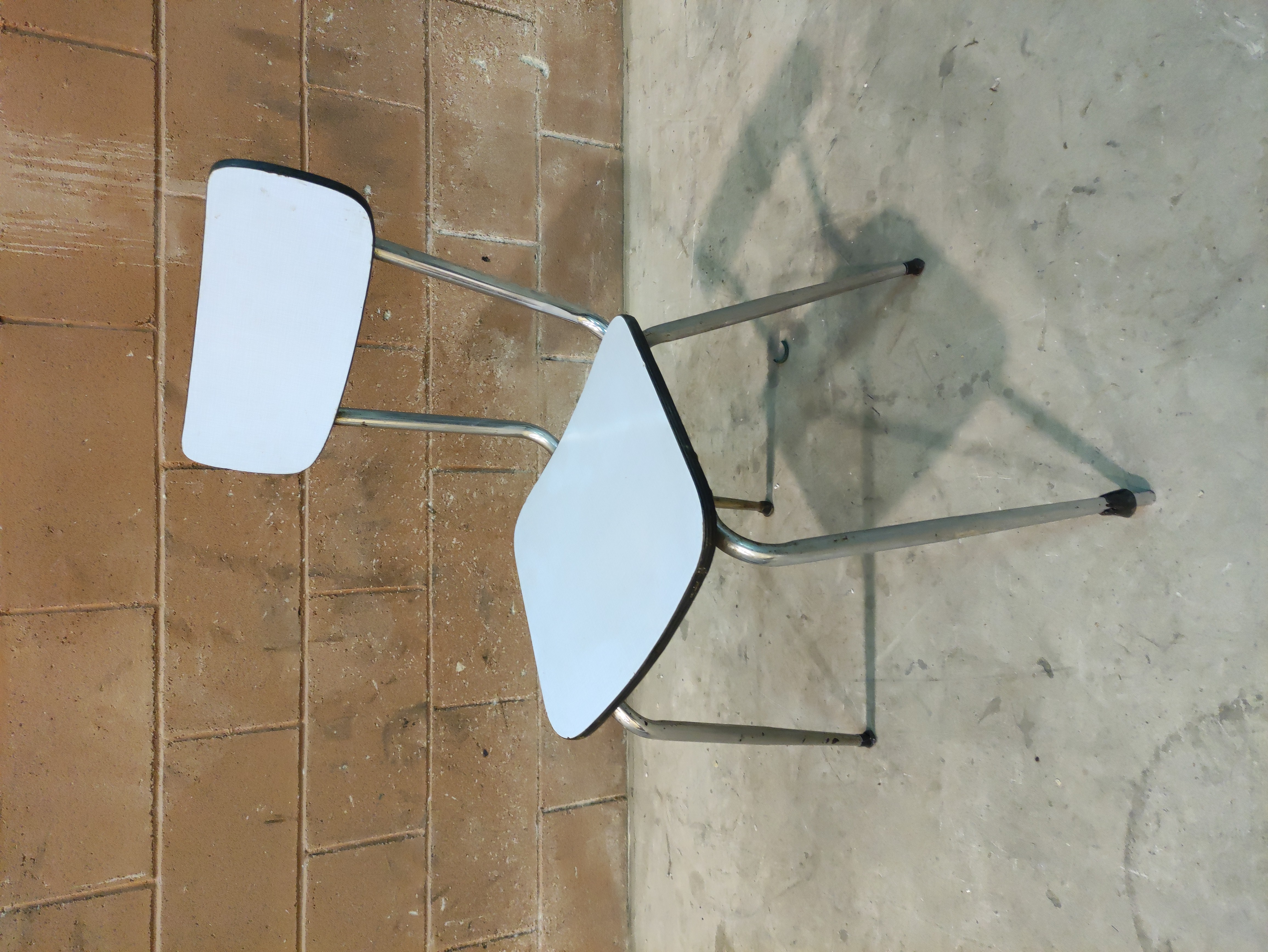 silla cocina formica azul 44-77x35.5x40 (18eu) 5u